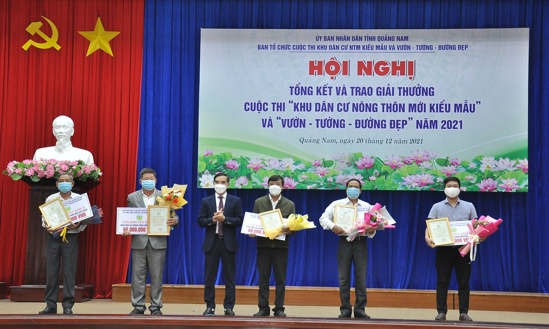 Ông Trần Văn Noa - Chi cục trưởng Chi cục Phát triển nông thôn trao giải Khuyến khích cho phần thi Khu dân cư NTM kiểu mẫu.   Ảnh: N.Đ