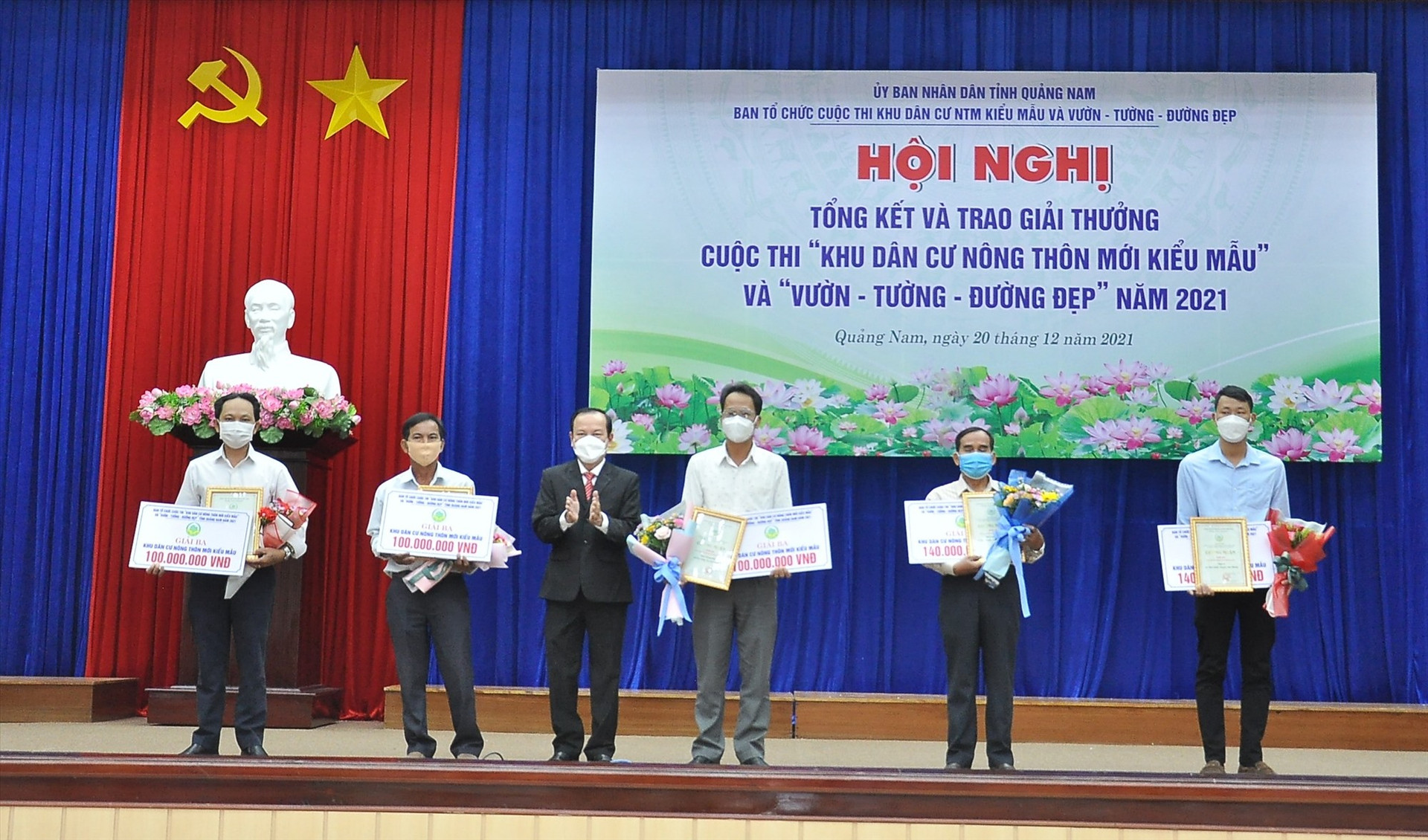 Ông Ngô Tấn - Phó Giám đốc Sở NN&PTNT trao giải Nhì và giải Ba cho phần thi khu dân cư NTM kiểu mẫu.   Ảnh: N.Đ