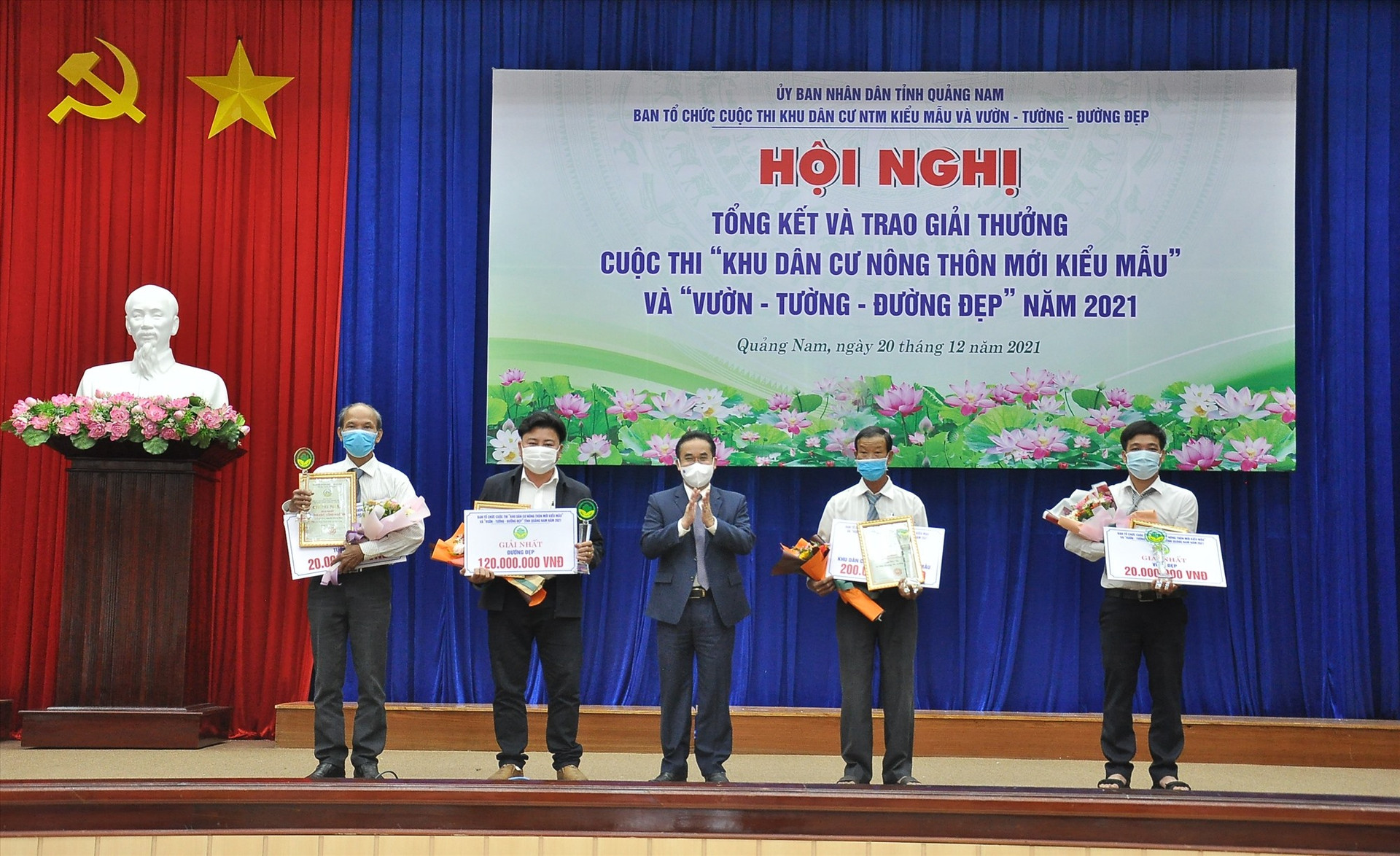 Phó Chủ tịch UBND tỉnh Trần Anh Tuấn tặng hoa, trao giấy khen, biểu trưng và cúp cho các tập thể, cá nhân đạt giải Nhất các nội dung của cuộc thi.  Ảnh: N.Đ