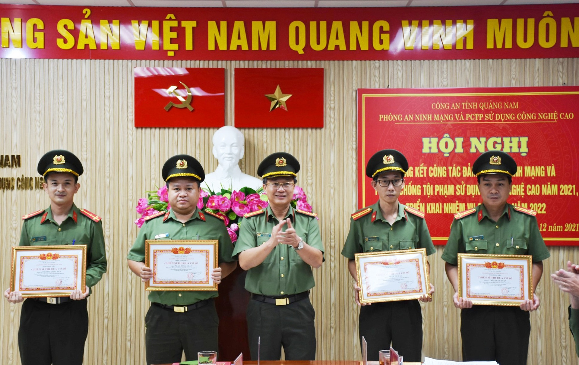 Thượng tá Nguyễn Thành Long, Phó Giám đốc Công an tỉnh trao danh hiệu Chiến sĩ thi đua cơ sở năm 2021 cho các cá nhân thuộc đơn vị Phòng An ninh mạng