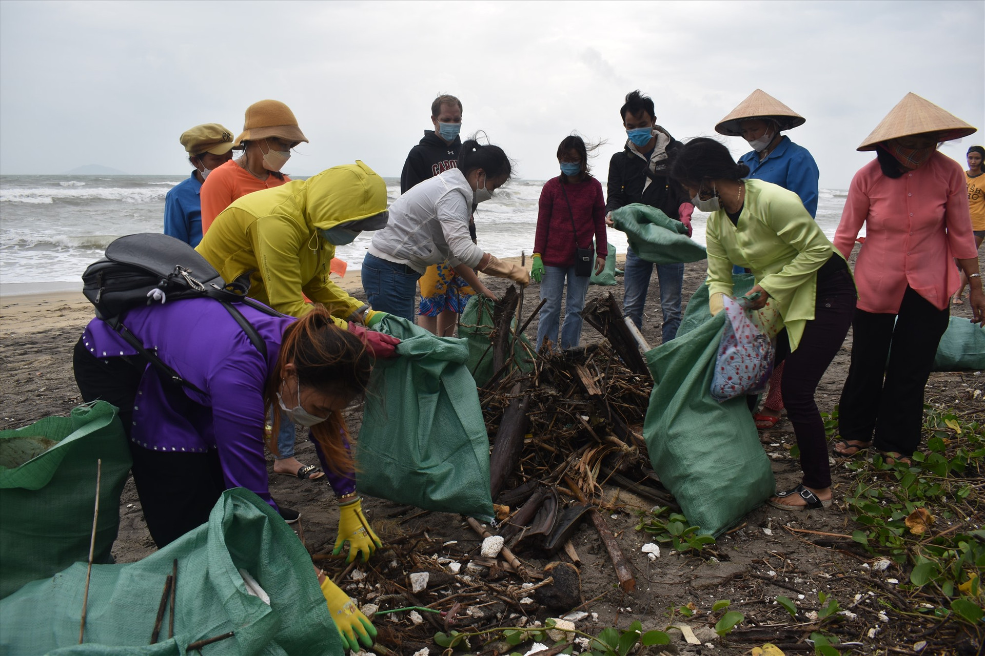 Hàng chục tình nguyên viên tham gia nhặt rác tại biển An Bàng. Ảnh: N.Q