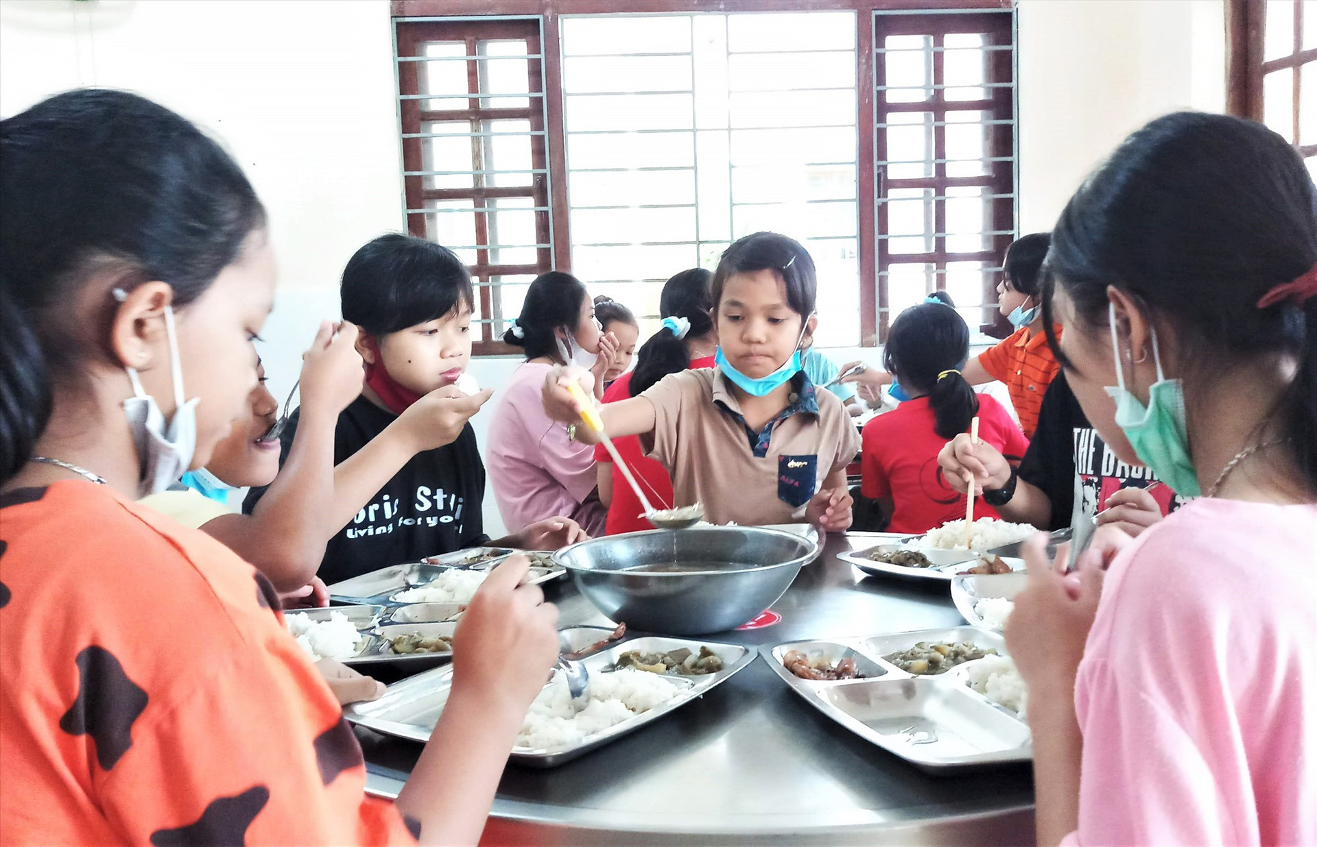 Chính sách hỗ trợ của Nhà nước giúp học sinh miền núi có thêm điều kiện ăn ở, học tập theo mô hình nội trú. Ảnh: ALĂNG NGƯỚC