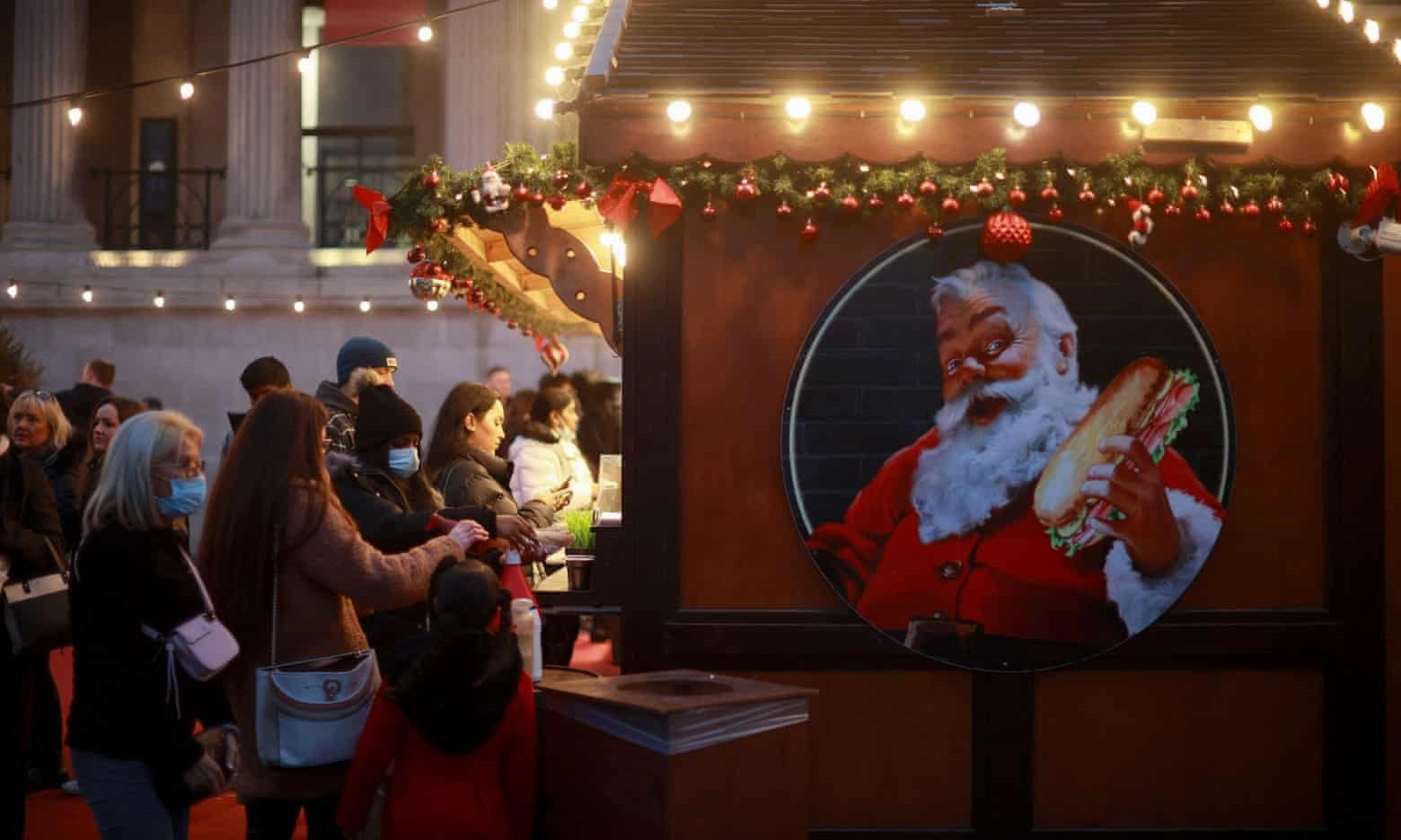 Các chuyên gia lo ngại biến thể Omicron lây lan nhanh hơn dịp Giáng sinh và lễ đón năm mới 2022 từ Mỹ cho đến châu Âu. Ảnh: Reuters