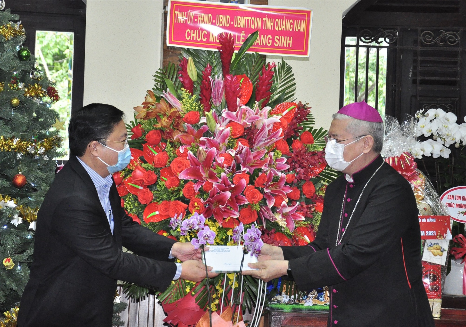 Chủ tịch UBND Lê Trí Thanh tặng quà Giáng sinh cho Đức Giám mục Đặng Đức Ngân (Giáo phận Đà Nẵng). Ảnh: VINH ANH
