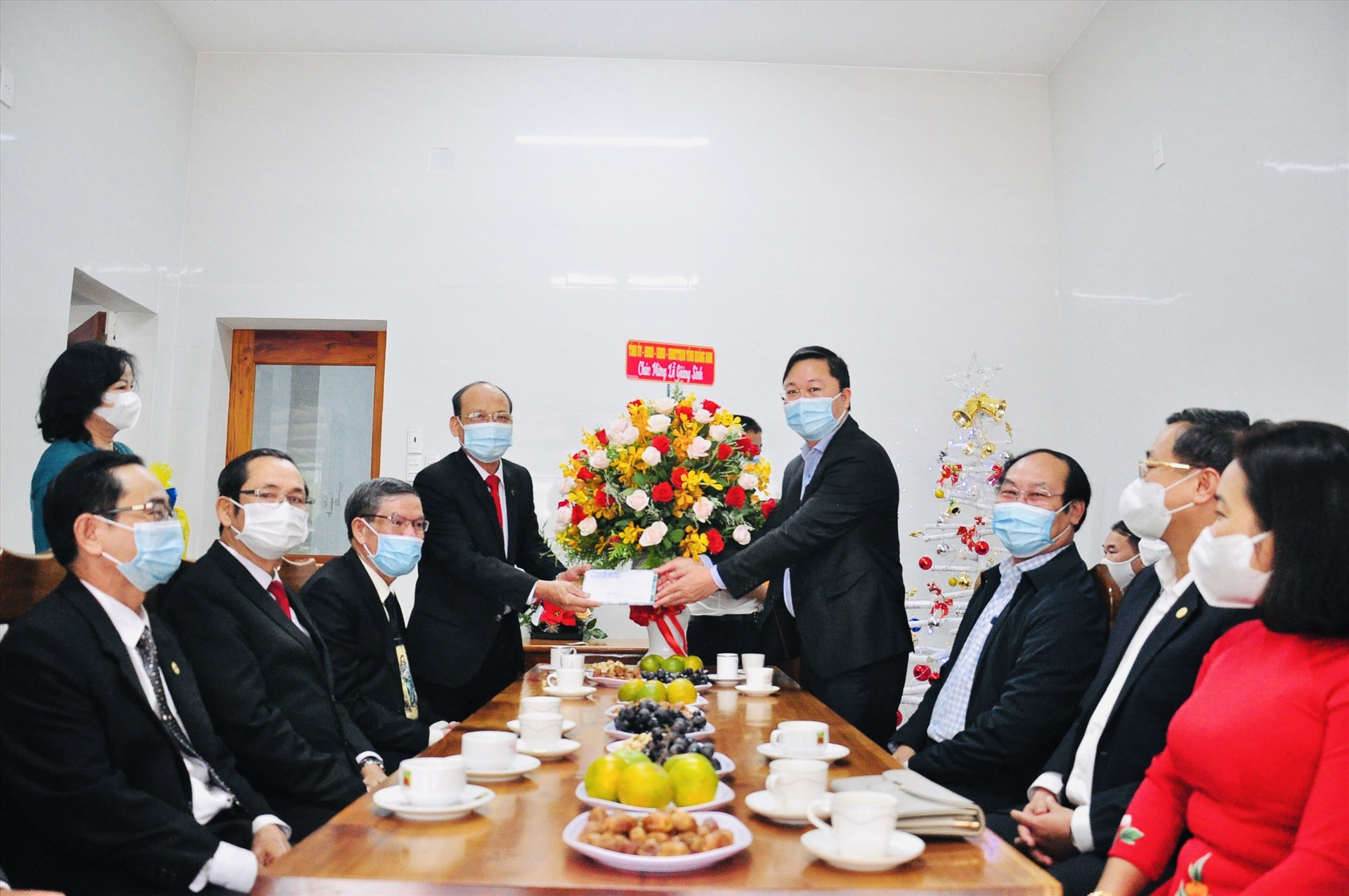 Chủ tịch UBND tỉnh tặng quà chúc mừng Giáng sinh cho đại diện Ban Đại diện Hội Thánh Tin lành Việt Nam (miền Nam). Ảnh: VINH ANH