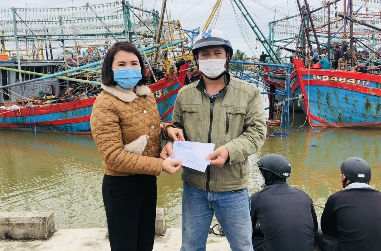 Hội LHPN xã Bình Minh động viên, hỗ trợ ngư dân
