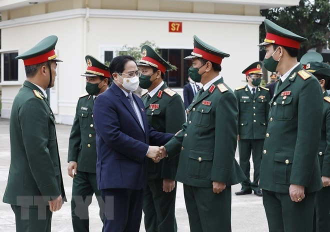 Thủ tướng Phạm Minh Chính thăm cán bộ, chiến sĩ Ban Chỉ huy Quân sự tỉnh Quảng Bình. Ảnh: TTXVN
