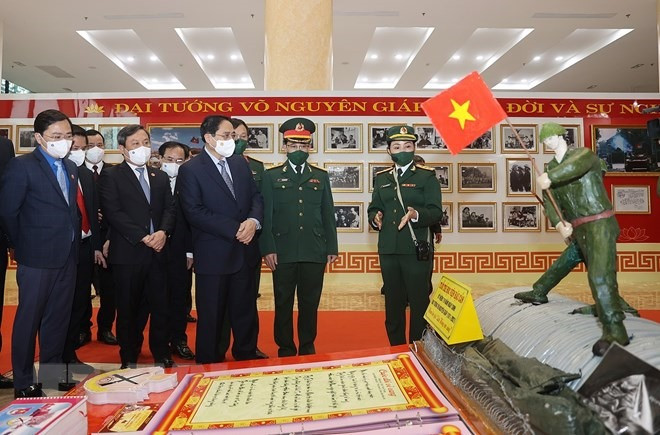 Đại biểu tham quan trưng bày hình ảnh và tư liệu về Đại tướng Võ Nguyên Giáp. Ảnh: TTXVN