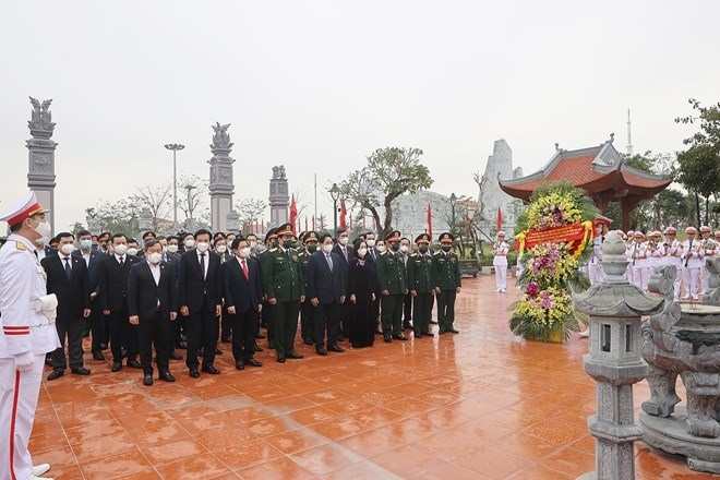 Đại biểu dâng hương tưởng niệm Chủ tịch Hồ Chí Minh và các anh hùng liệt sĩ tại Quảng Bình. Ảnh: TTXVN