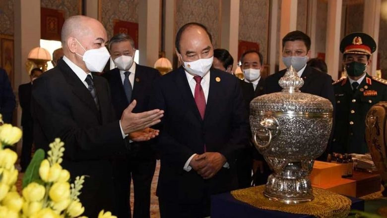 Chủ tịch nước Nguyễn Xuân Phúc và Quốc vương Campuchia Norodom Sihamoni giới thiệu về của quà tặng của 2 nước tại Cung điện Hoàng gia. Ảnh: ROYAL DU CAMBODGE