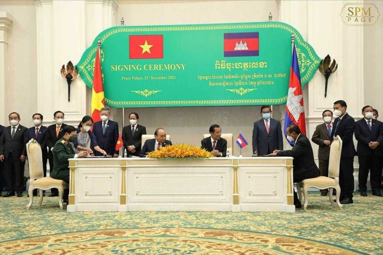 Thủ tướng Hun Sen và Chủ tịch nước Nguyễn Xuân Phúc chủ trì lễ ký kết tại Cung điện Hòa bình hôm thứ Ba.