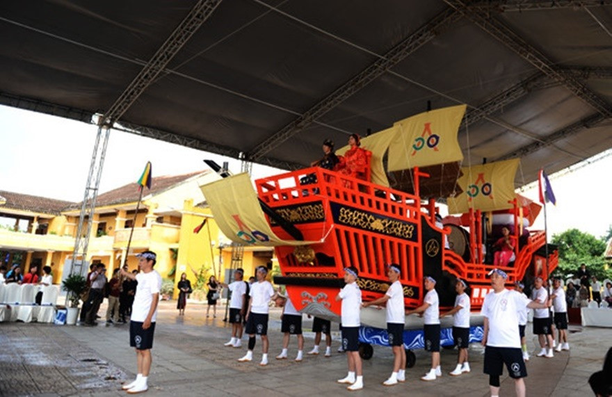 Red seal ship in Hoi An