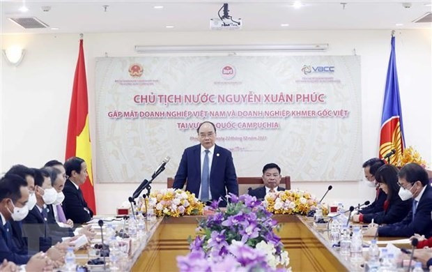 President Nguyen Xuan Phuc address at the meeting with Vietnamese Cambodian enterprises during his State visit to Cambodia. (Photo: VNA)