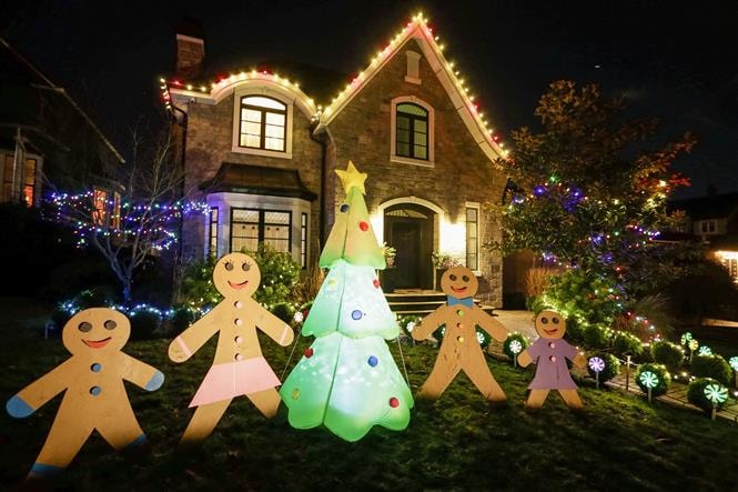 Ngôi nhà được trang hoàng rực rỡ đón Giáng sinh tại Vancouver, British Columbia, Canada, ngày 16/12/2021. Ảnh: THX/ TTXVN
