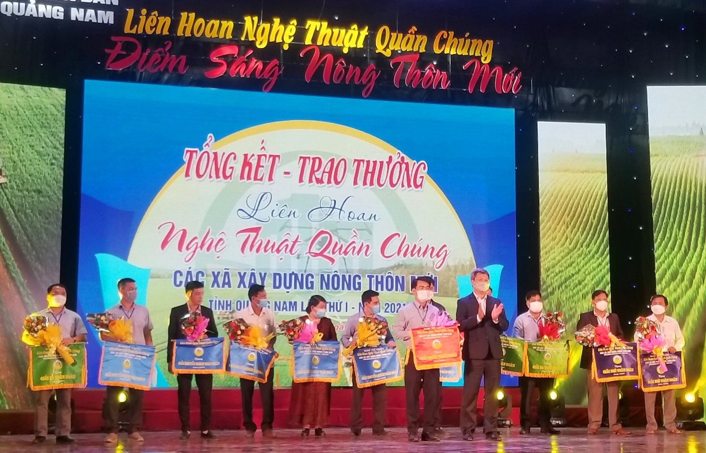 Phó Chủ tịch UBND tỉnh Hồ Quang Bửu trao thưởng cho các đoàn xuất sắc tại Liên hoan. Ảnh: H.T