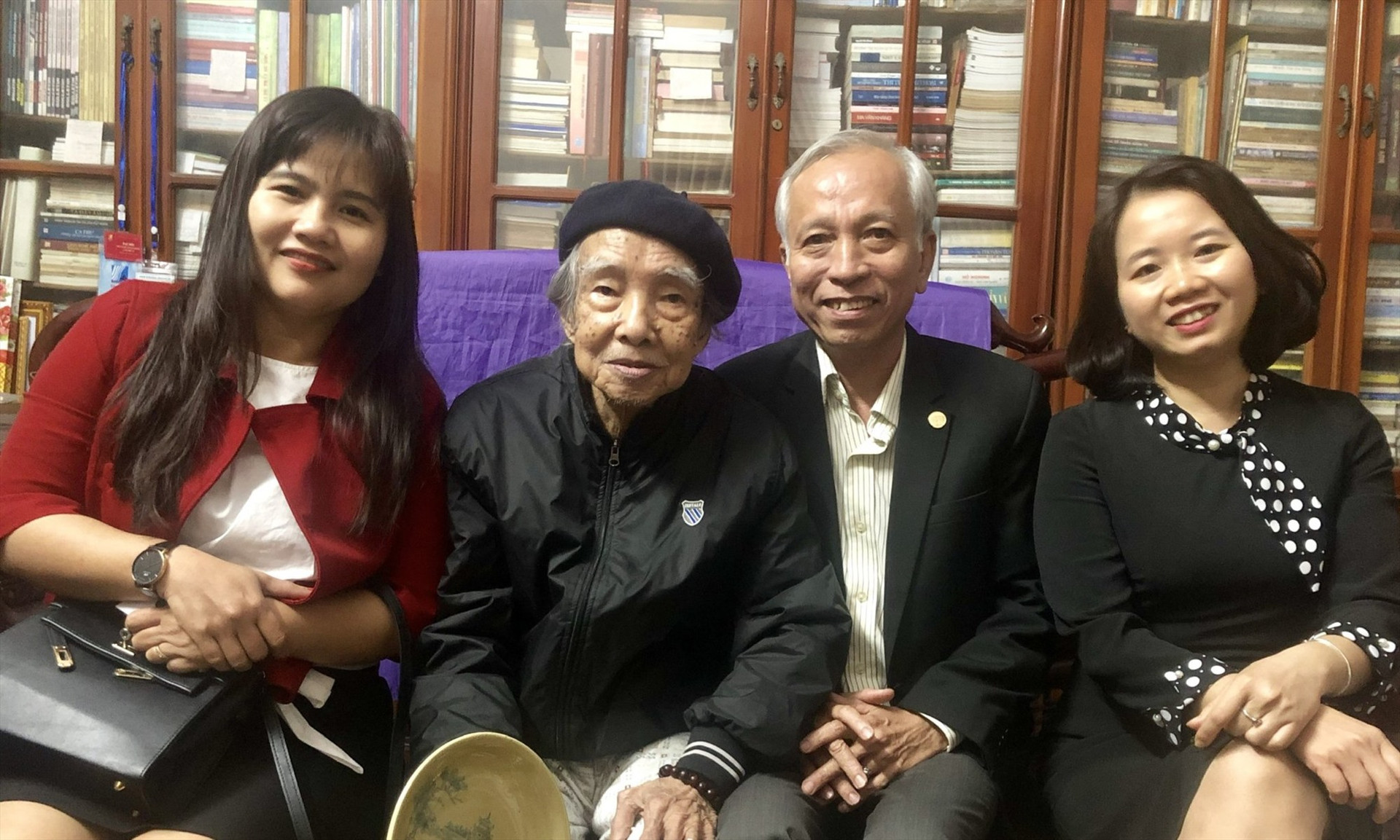 Đại diện Trung tâm VH – TT Hội An thăm tết nhạc sĩ Trương Đình Quang năm 2019. Ảnh Võ Phùng