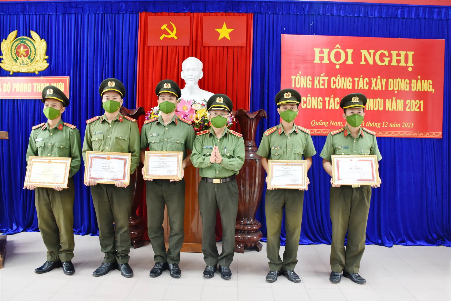 Thiếu tướng Nguyễn Đức Dũng trao giấy khen cho các cá nhân, tập thể có thành tích xuất sắc. Ảnh: Q.H