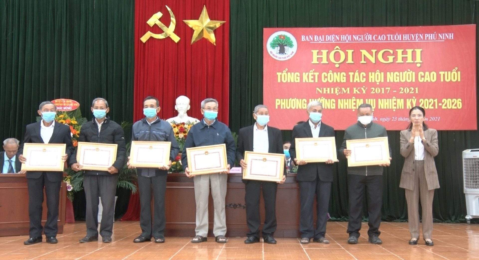 Lãnh đạo UBND huyện Phú Ninh khen thưởng các cá nhân, tập thể có thành tích xuất sắc trong công tác Hội Người cao tuổi huyện Phú Ninh. Ảnh: V.Đ