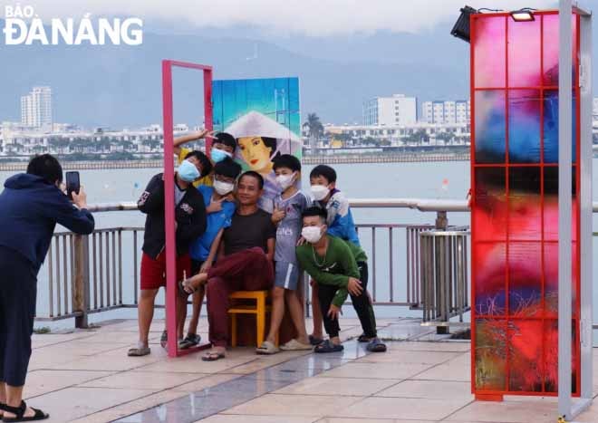 Không gian thu hút người dân tham quan, chụp ảnh. Ảnh: NGỌC HÀ.