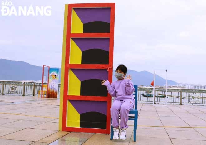 Lưu lại những hình ảnh độc đáo cùng không gian đầy tính nghệ thuật. Ảnh: NGỌC HÀ.