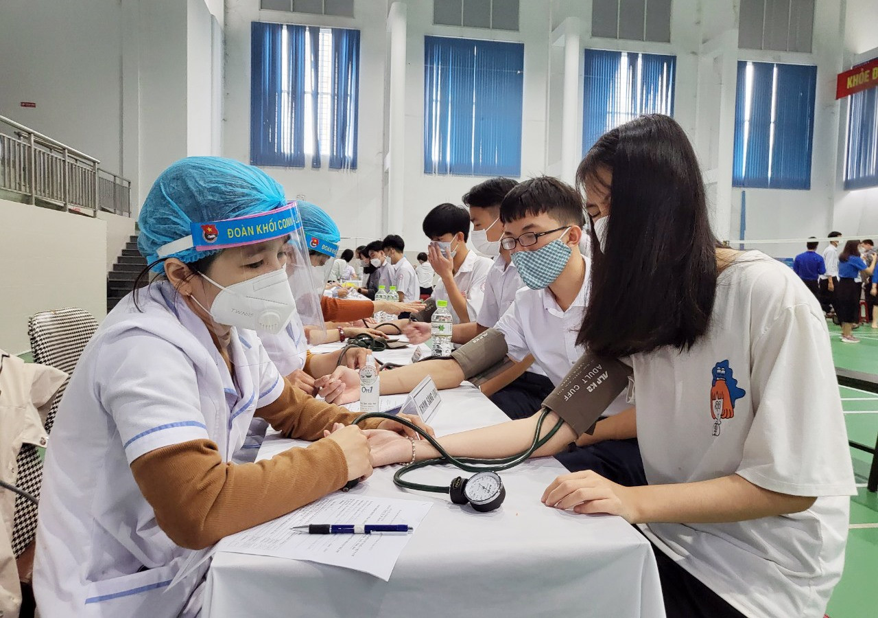 Quảng Nam đã tổ chức tiêm vắc xin mũi 1 cho hơn 88 nghìn em học sinh cấp THCS và THPT trên toàn tỉnh. Ảnh: X.H
