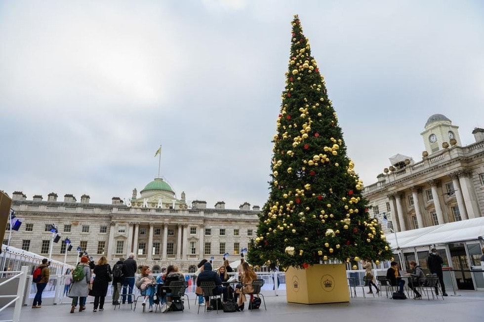 Người dân tại Anh thích tụ tập trò chuyện cũng bạn bè bên cây thông Noel. Ảnh: Gettyimages