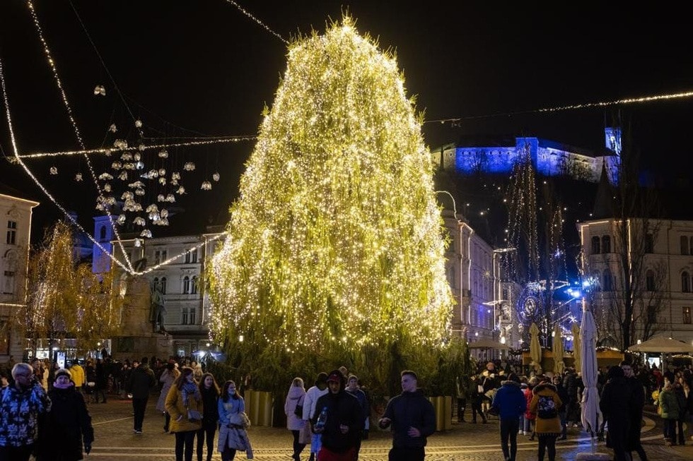 Mọi người đi dạo bên cây thông Noel tại quảng trường Preseren ở thủ đô Ljubljana, Slovenia. Ảnh: Gettyimage