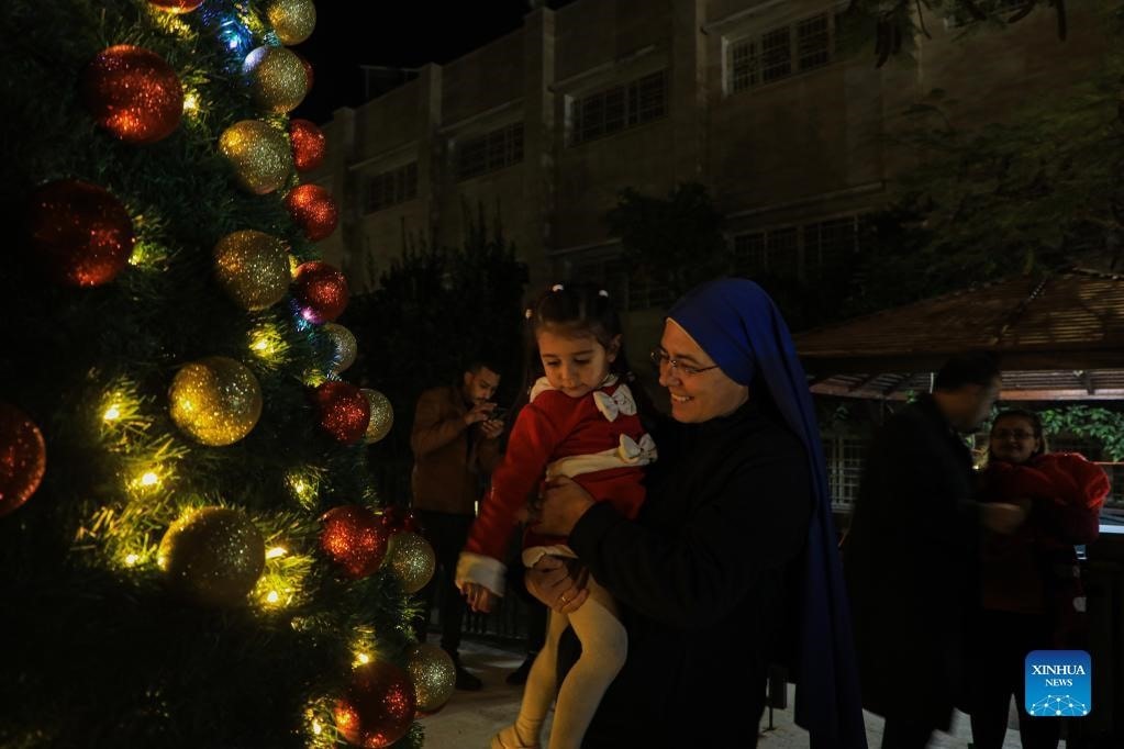 Mọi người tham dự lễ thắp sáng cây thông Noel tại một nhà thờ ở thành phố Gaza, vào ngày 18 tháng 12 năm 2021. Ảnh: