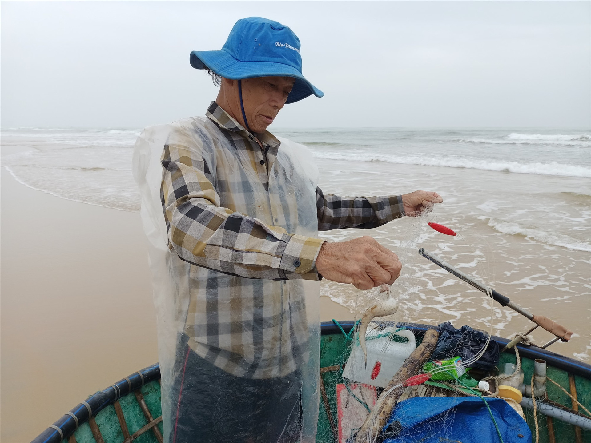Một ngư dân xã Bình Minh đang gỡ cá khoai một cách cẩn thận, để tránh bị dập nát ảnh hưởng giá bán cá.