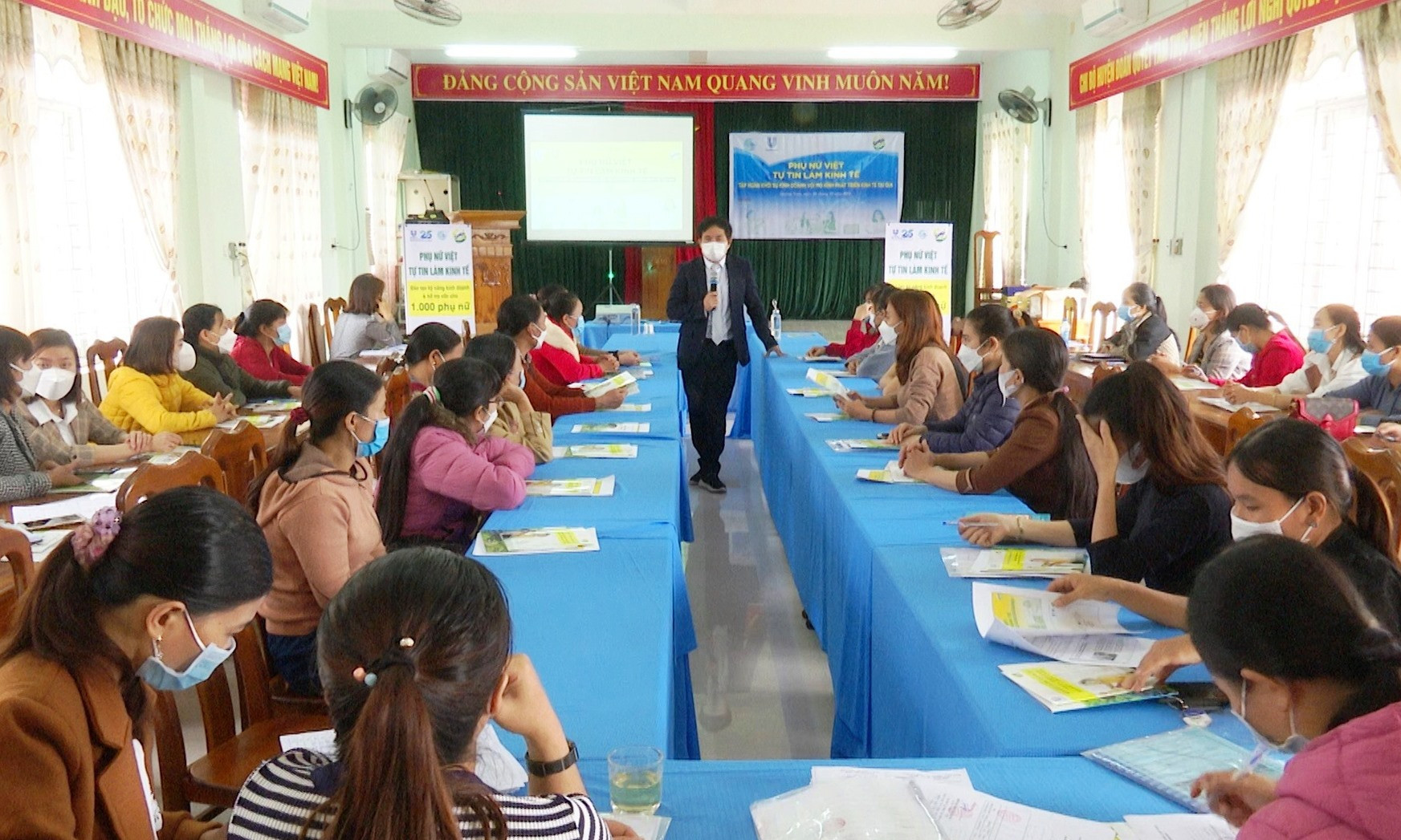 Hội LHPN tỉnh Quảng Nam tổ chức tập huấn khởi sự kinh doanh với mô hình phát triển kinh tế tại gia đình. Ảnh: NGUYỄN HƯNG