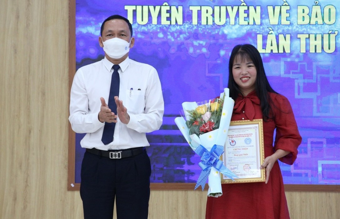 Trao giải nhất Cuộc thi báo chí viết về BHXH, BHYT Quảng Nam. Ảnh: N.Đ