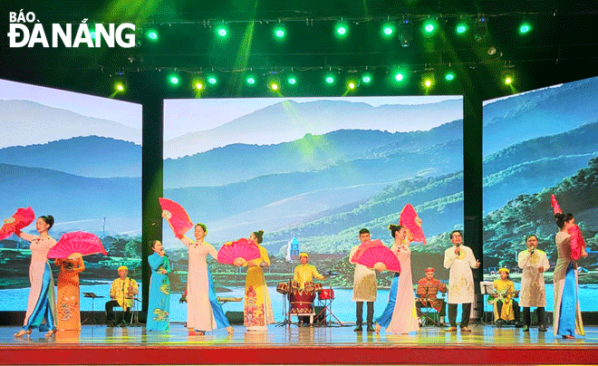 Các nghệ sĩ, diễn viên của Trung tâm Văn hóa - Điện ảnh thành phố biểu diễn trong chương trình nghệ thuật hô hát bài chòi với chủ đề “Hương tình Đà Nẵng”, dự kiến phát sóng tối 31-12. Ảnh: XUÂN DŨNG
