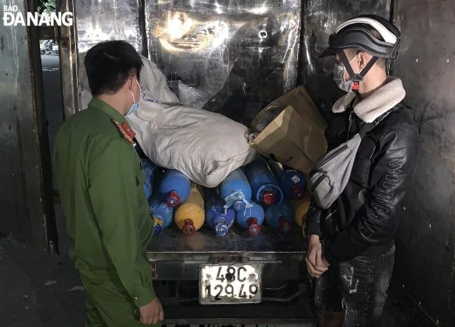 Lực lượng công an kiểm tra, phát hiện xe tải chở bình khí cười đi bán cho các dân chơi. Ảnh: L.H