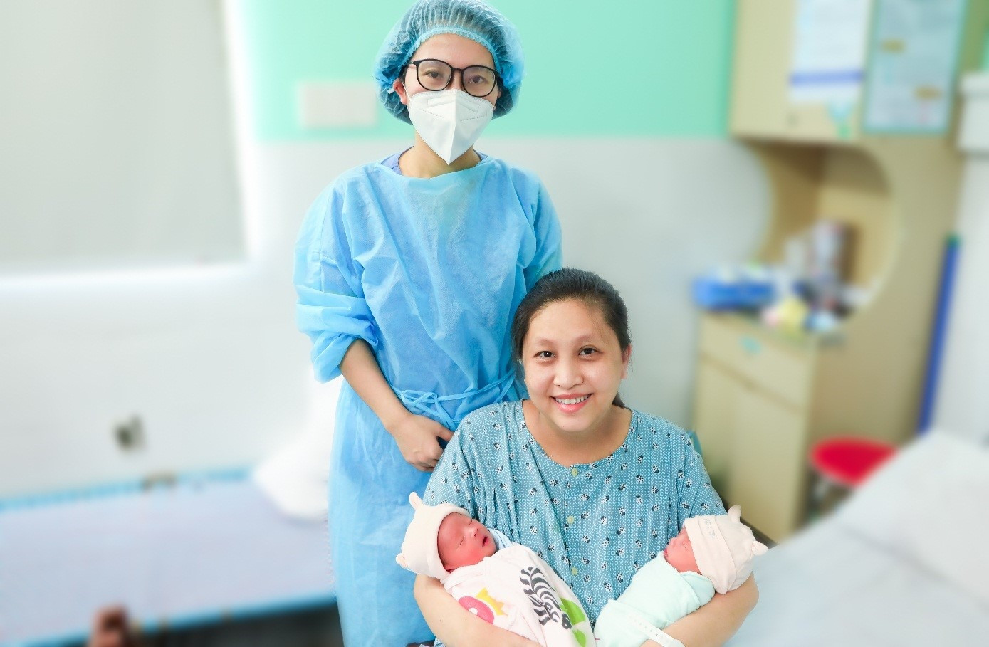 Sau phẫu thuật lấy thai, 2 bé gái 2.5kg và 2,1 kg đã chào đời khỏe mạnh