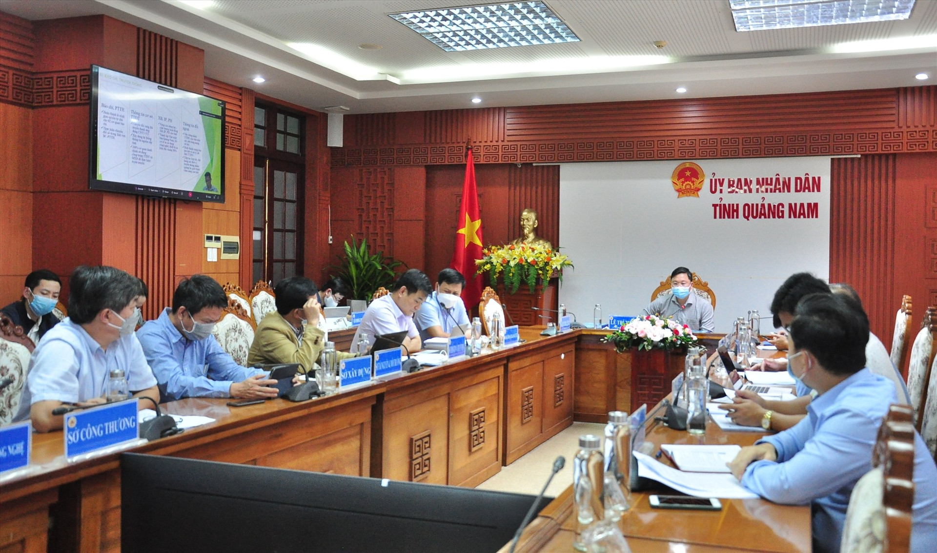 Chủ tịch UBND tỉnh Lê Trí Thanh chủ trì cuộc họp trực tuyến chiều 24.12.  Ảnh: L.Đ