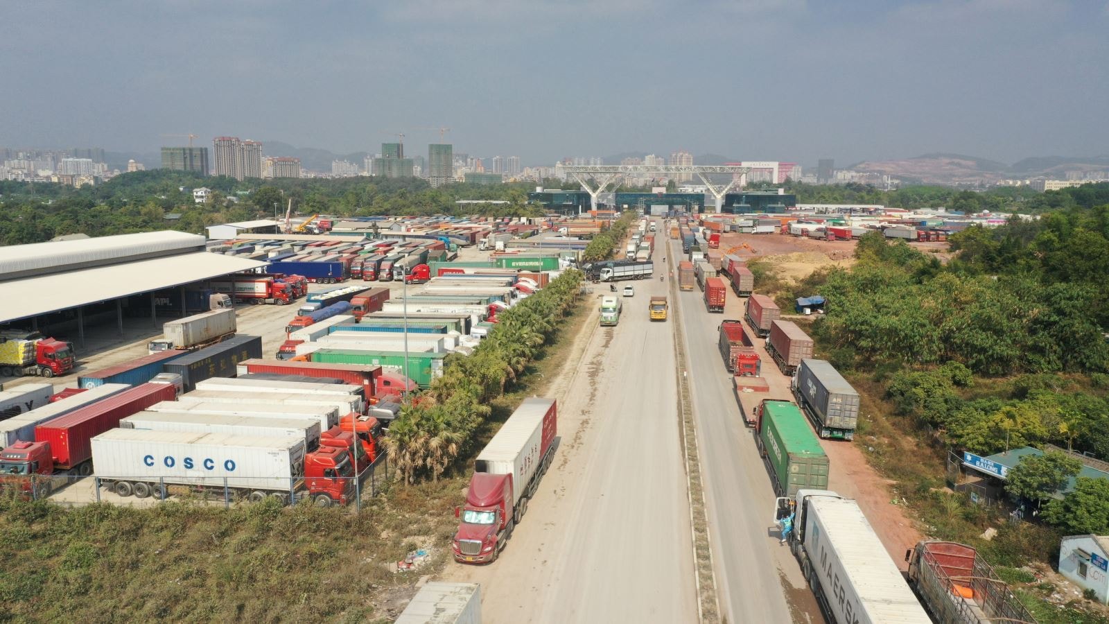 Xe container xếp hàng dài đợi thông quan tại cửa khẩu. Ảnh: Thanh Vân/TTXVN