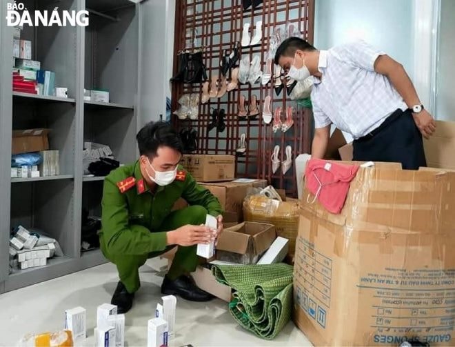 Lực lượng chức năng tạm giữ các tang vật liên quan tại cơ sở thẩm mỹ. Ảnh: L.H