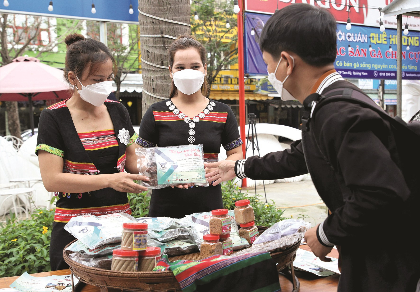 Các hộ dân ở Nam Giang giới thiệu sản phẩm heo đen cho khách ở một hội thảo vừa được tổ chức tại TP.Tam Kỳ. Ảnh: ALĂNG NGƯỚC