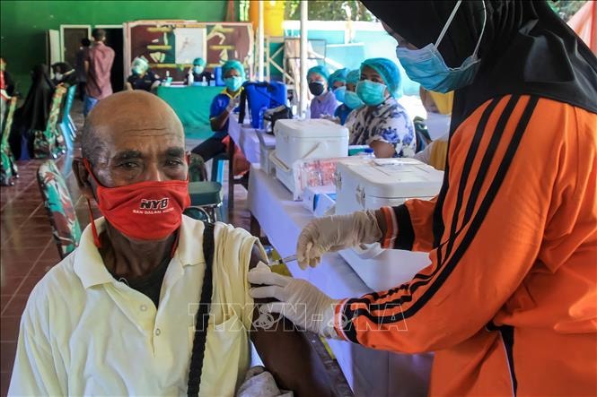 Nhân viên y tế tiêm vaccine COVID-19 của Sinovac cho người dân tại Manokwari, Indonesia ngày 31/7/2021. Ảnh: AFP/TTXVN