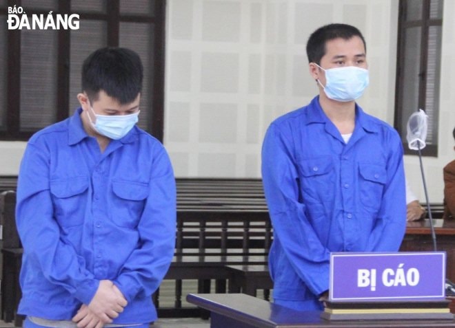 Đối tượng Huy và Tân tại tòa. Ảnh: LÊ HÙNG