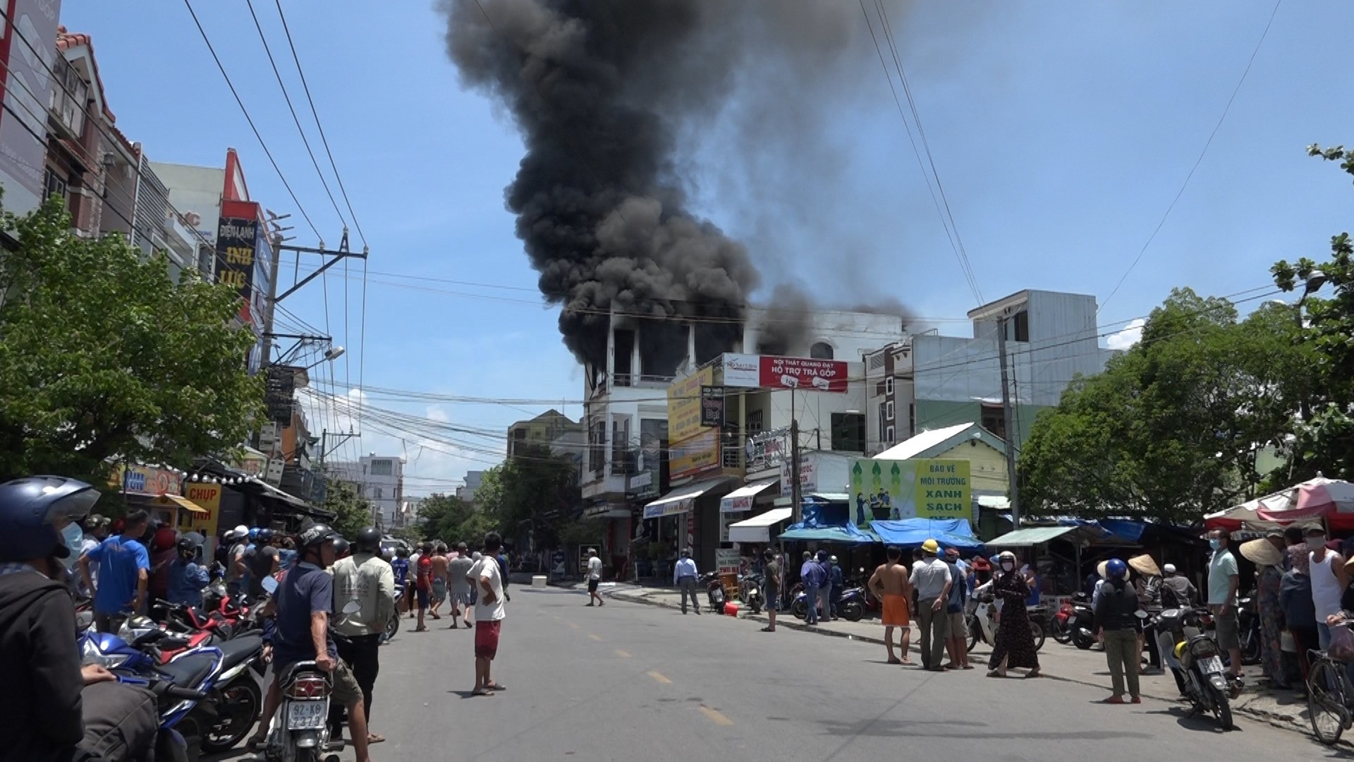 Một đám cháy tại thị trấn Hà Lam, Thăng Bình. Ảnh: B.T