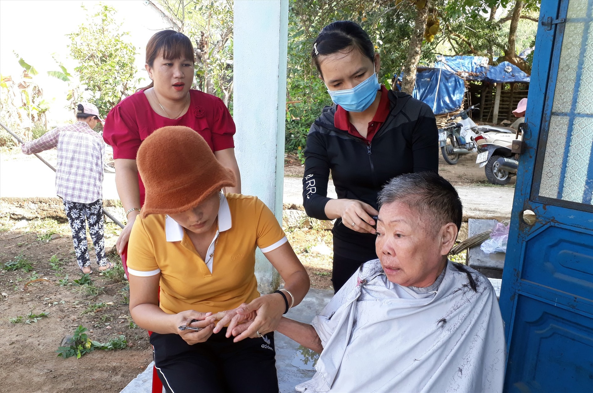 CLB “Nàng dâu hiếu thảo” ở thôn Lộc Thượng (Quế Hiệp, Quế Sơn) chăm lo bà Mai Thị Năm. Ảnh: T.L