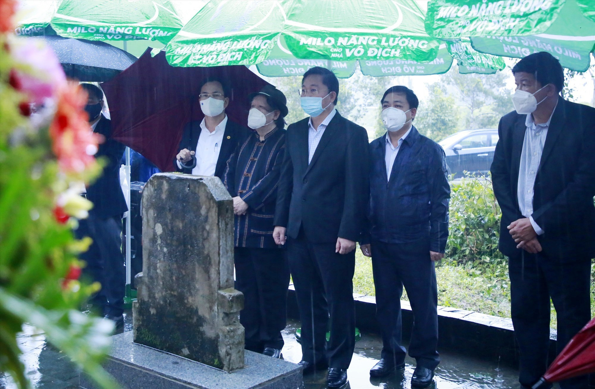 Chủ tịch UBND tỉnh Lê Trí Thanh cùng đoàn đại biểu dâng hoa tại mộ ngài Lê Tấn Trung.