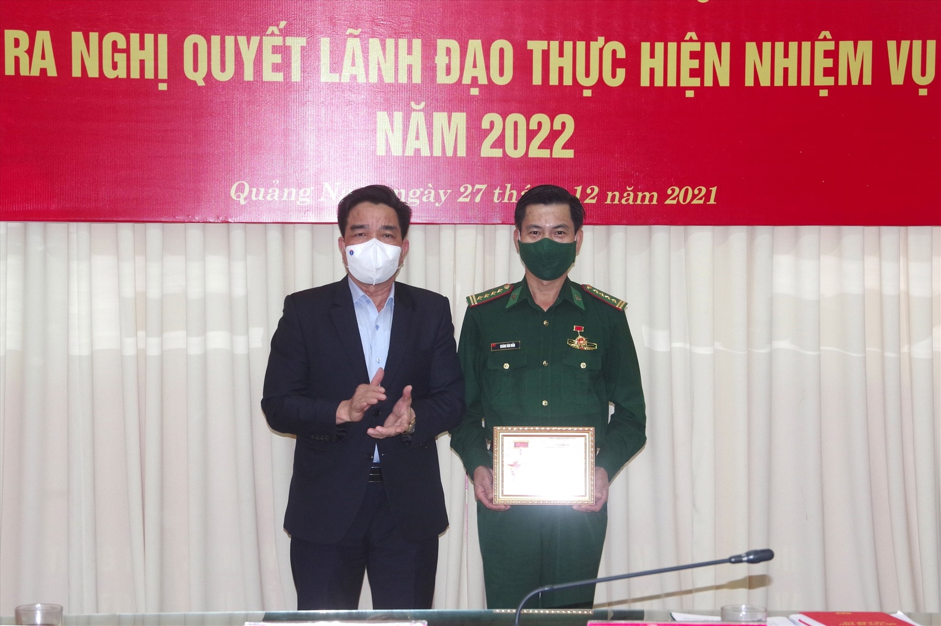 đồng chí Lê Văn Dũng trao kỷ niệm chương “Vì sự nghiệp văn phòng cấp ủy” cho Đại tá Hoàng Văn Mẫn - Bí thư Đảng ủy, Chính ủy BĐBP tỉnh.