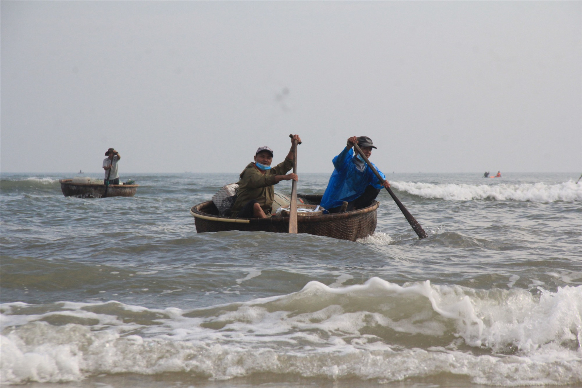 Ngư dân phải sử dụng thuyền thúng, tìm cách đánh lưới gần bờ để kiếm thêm thu nhập. Ảnh: LL