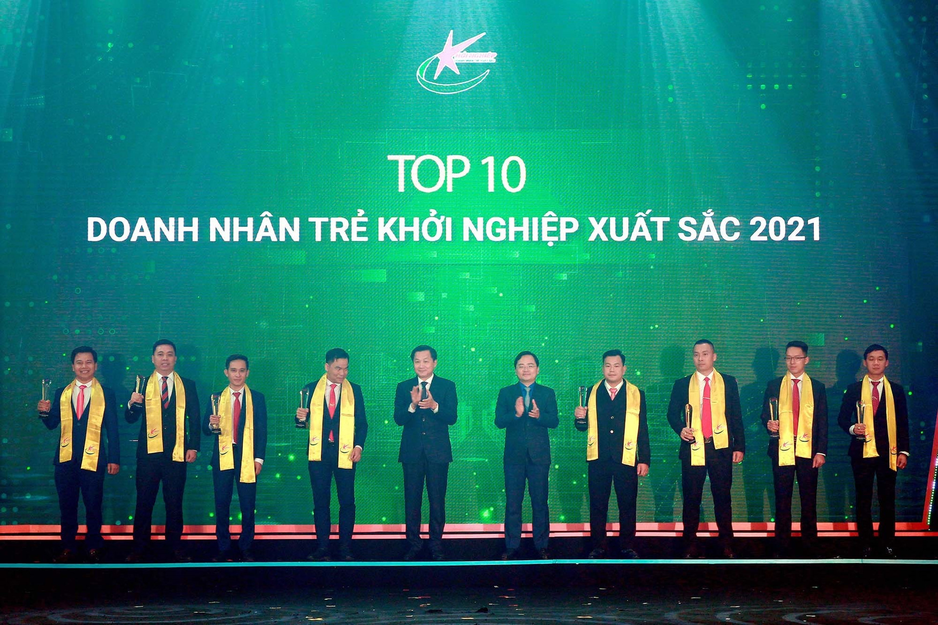 Anh Trần Hoàng Thái - Chủ tịch HĐQT kiêm Tổng Giám đốc Công ty CP Dewoo (ngoài cùng bên trái) nhận danh hiệu Doanh nhân trẻ khởi nghiệp xuất sắc 2021 (Top 10). Ảnh: BTC