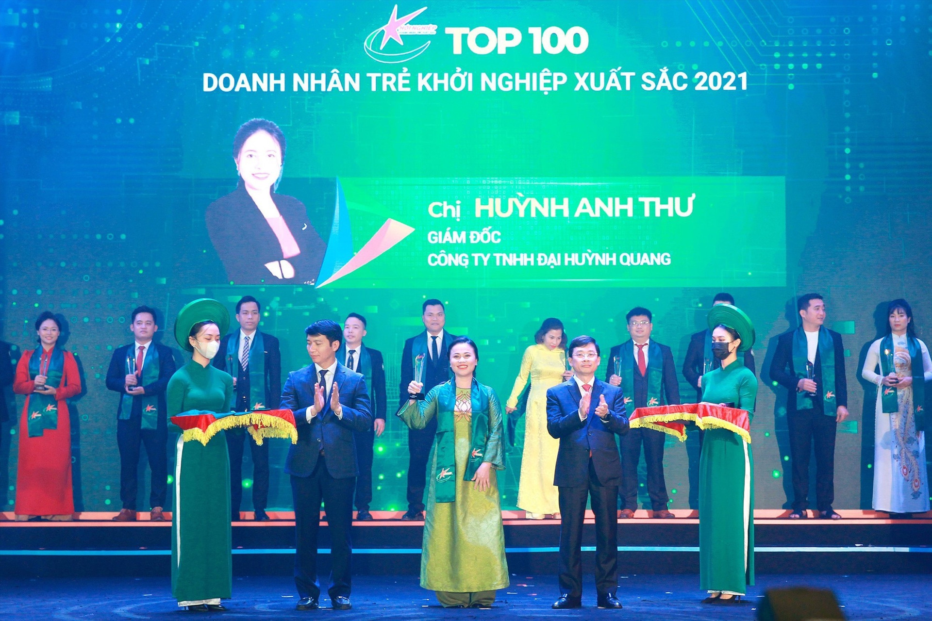 Chị Huỳnh Anh Thư - Giám đốc Công ty TNHH Đại Huỳnh Quang nhận danh hiệu Doanh nhân trẻ khởi nghiệp xuất sắc 2021. Ảnh: BTC