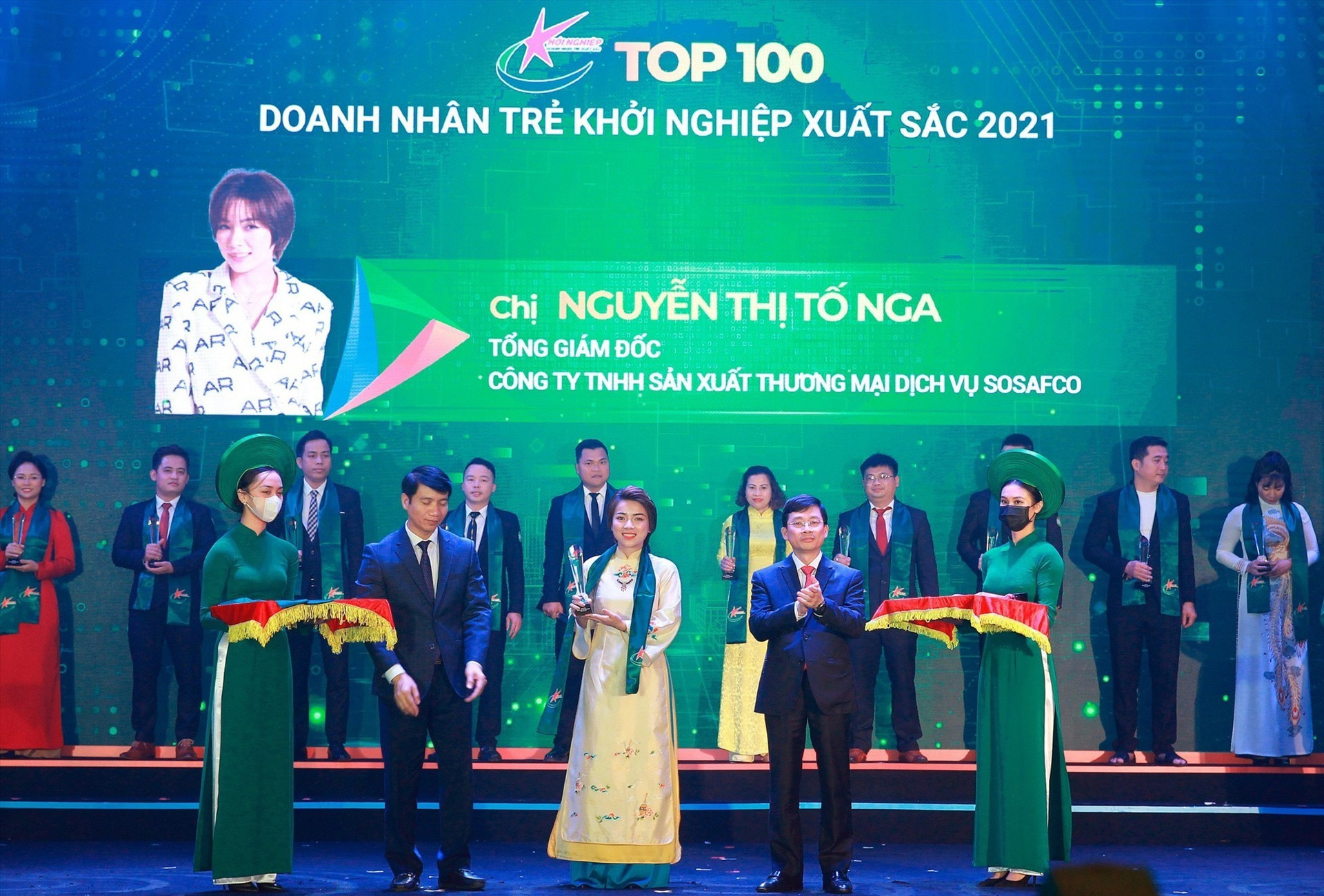 Chị Nguyễn Thị Tố Nga - Tổng Giám đốc Công ty TNHH Sản xuất thương mại dịch vụ Sosafco nhận Doanh nhân trẻ khởi nghiệp xuất sắc 2021. Ảnh: BTC