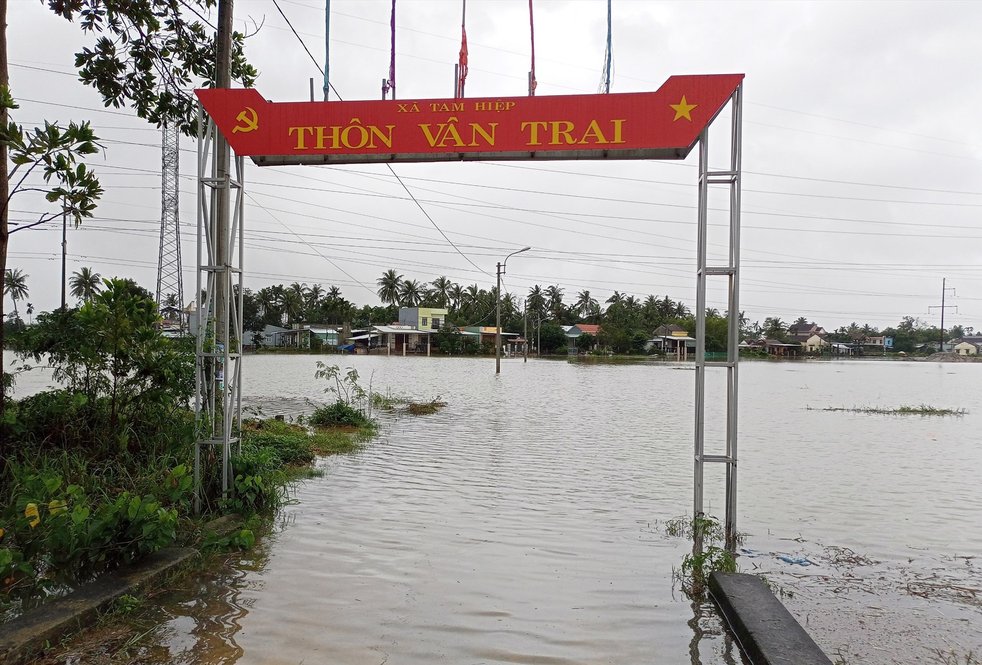 Đường thôn Vân Trai xã Tam Hiệp ngập nươc do mưa lớn. Ảnh: VĂN PHIN