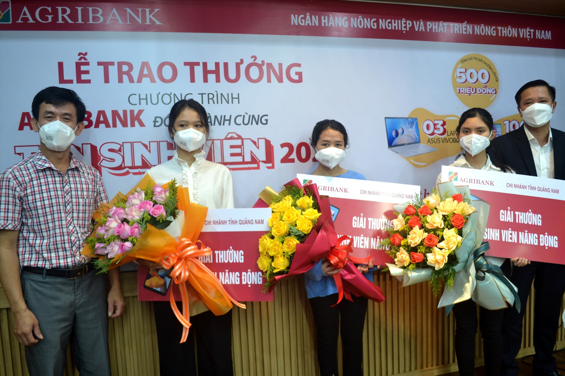 Agribank Quảng Nam trao thưởng cho 3 tân sinh viên của Đại học Quảng Nam đã may mắn trúng giải thưởng “Sinh viên năng động”. Ảnh: Q.VIỆT
